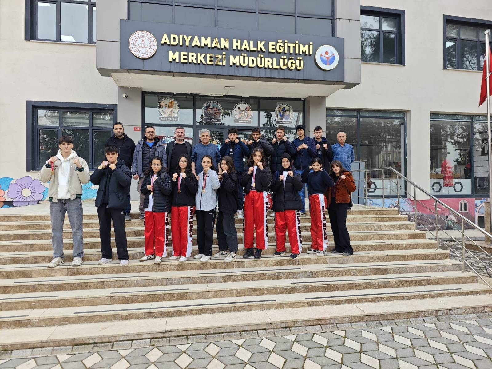 Okullar Arası Kickboks İl Şampiyonasına Katılan Usta Öğretici ve Kursiyerler Tebrik Edild